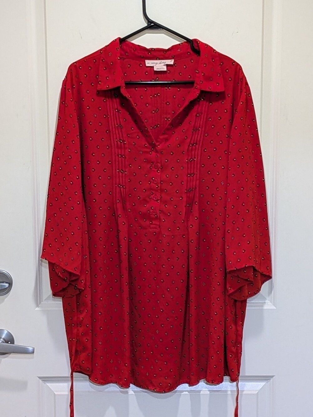EUC Penningtons 3X Red Black and White Patterned Long Blouse w Pleated Details